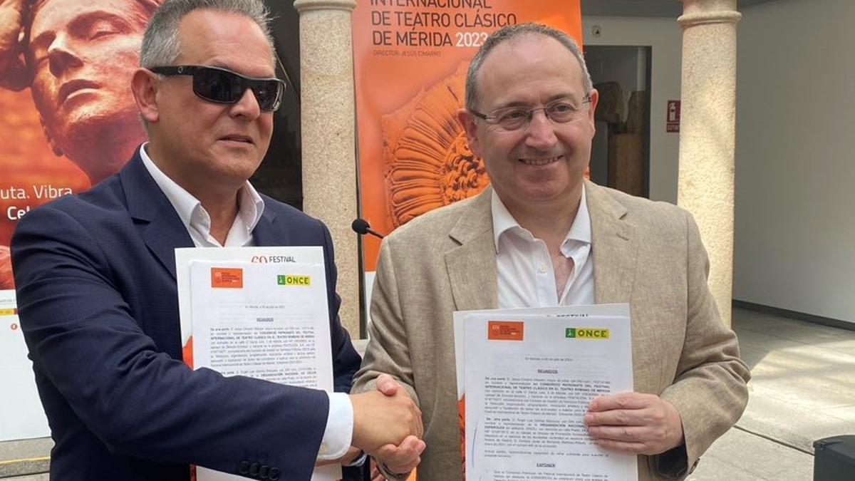 Firma del convenio entre la ONCE y el Festival de Teatro Clásico, esta mañana en Mérida.
