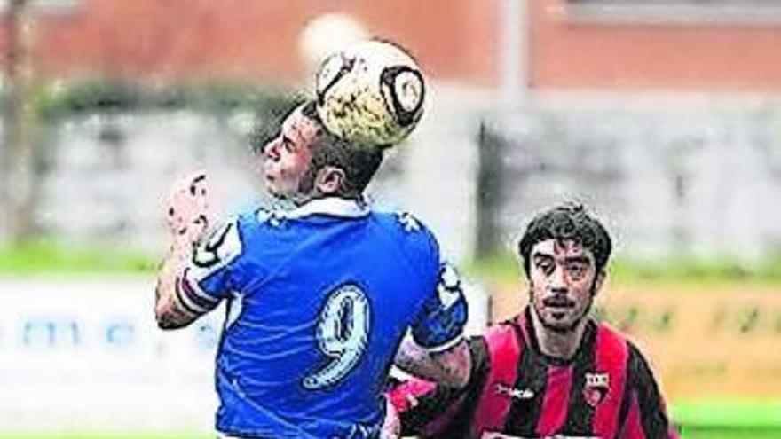 Cervero, peinando un balón ante un defensor del Lemona el pasado domingo.