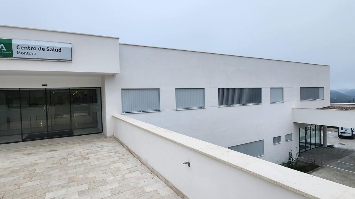 Vista de la entrada del nuevo centro de salud de Montoro.