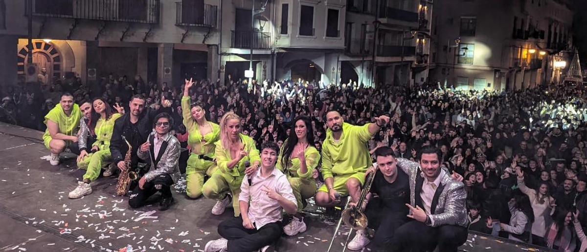 La orquesta, tras la fiesta en la Plaza Mayor. La orquesta, tras la fiesta en la Plaza Mayor.