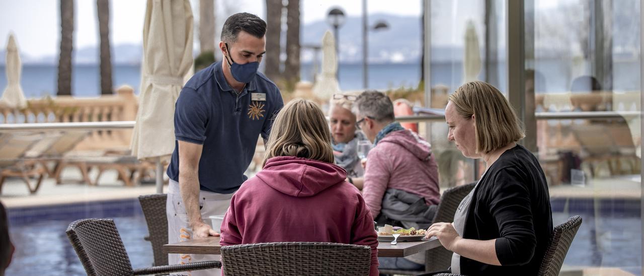 Turistas alemanes en el hotel Allsun Pil·larí de Platja de Palma, en Semana Santa