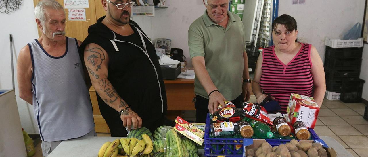 Reparto de alimentos en Lagunillas, en una foto de archivo.