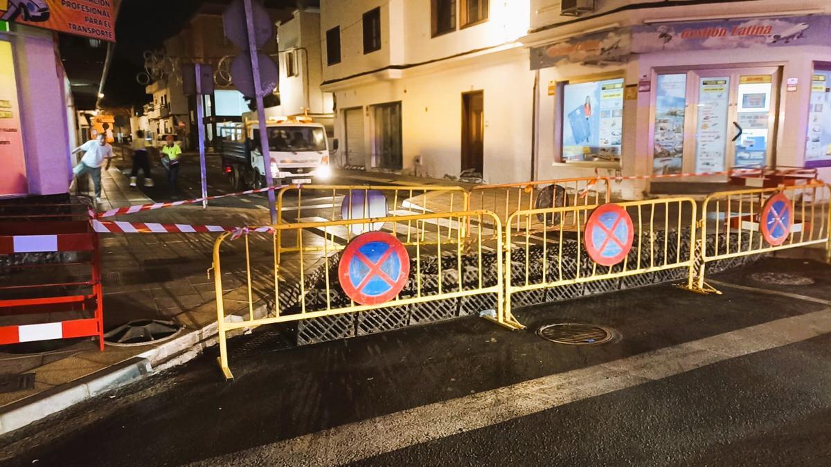 Los imbornales en la calle Triana ya estan abiertos para que sirva de recogida en este punto sensible