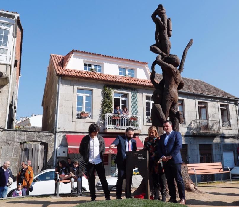 El Concello inaugura la talla de David Leirós sobre el antiguo cedro de la Praza Paradela.