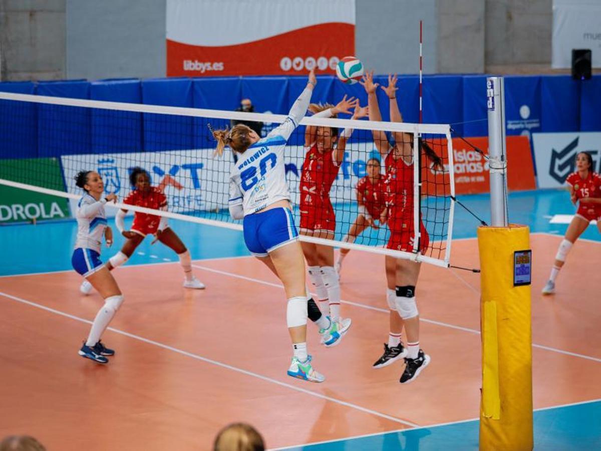 Juan Diego García celebra uno de los puntos del Tenerife Libby ayer. | | CV HARIS