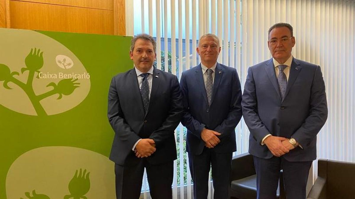 El presidente de Caixa Rural de Benicarló, Vicente Paris Forés; y el director general del Grupo Cooperativo Solventia, Fernando Palacios González.