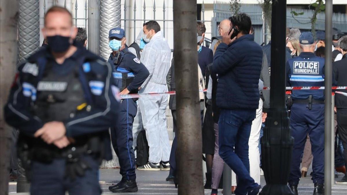 Agentes de policía en el lugar donde se ha producido el ataque con cuchillo, en Niza.