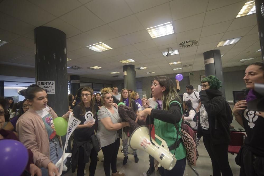 La feministas calientan motores antes de la manifestación del 8-M en Murcia