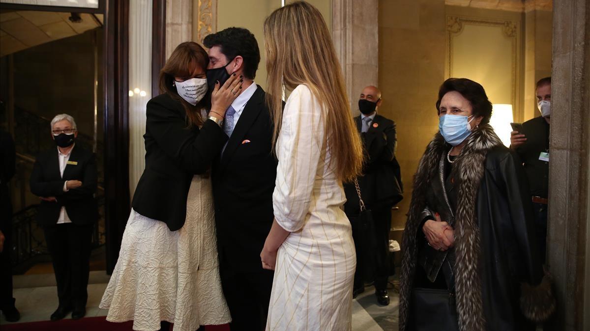 En la imagen la nueva Presidenta de la Mesa del Parlament con su maruido su hija y su madre 