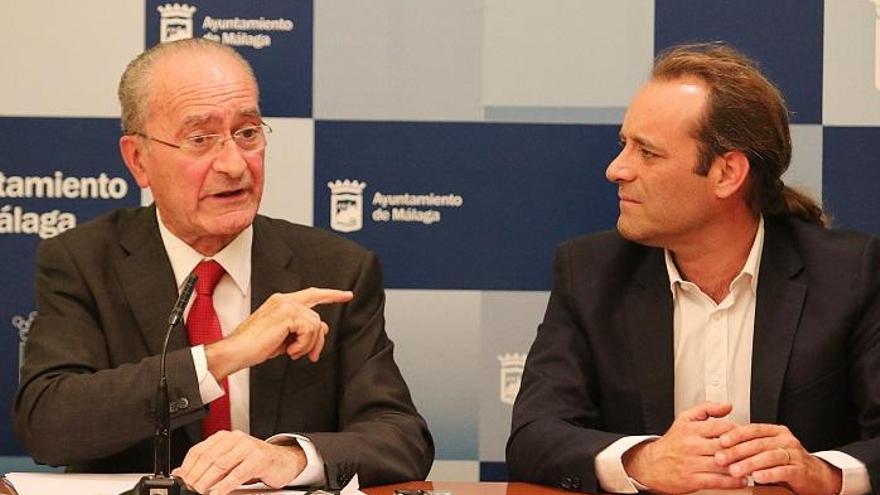 Una imagen de De la Torre y Juan Cassá en una rueda de prensa conjunta en el Ayuntamiento.