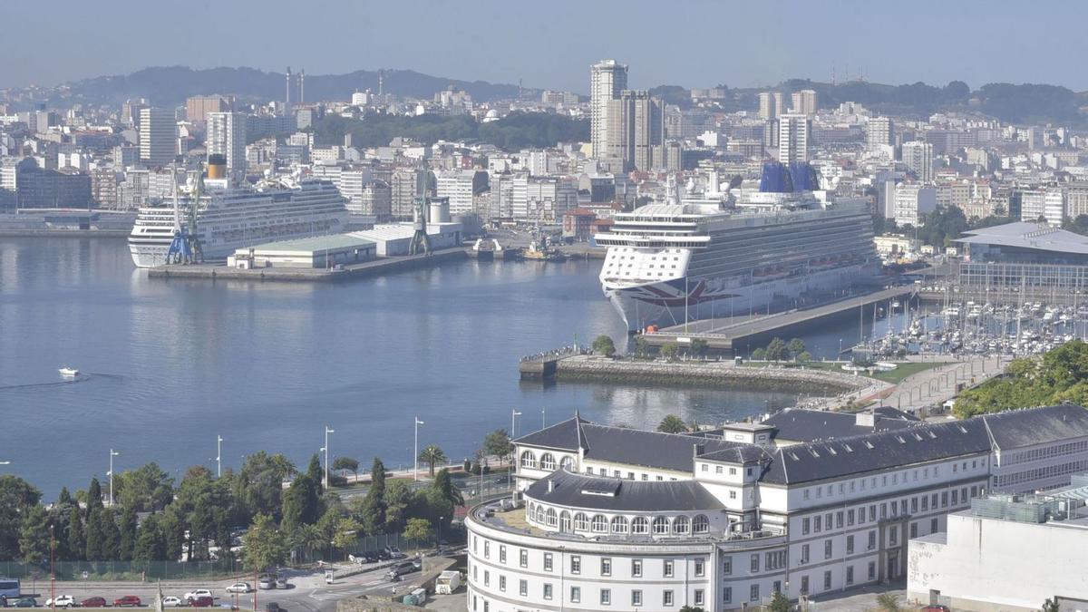 Dos cruceros en los muelles de Calvo Sotelo y Transatlánticos. |   // CASTELEIRO/ROLLER AGENCIA