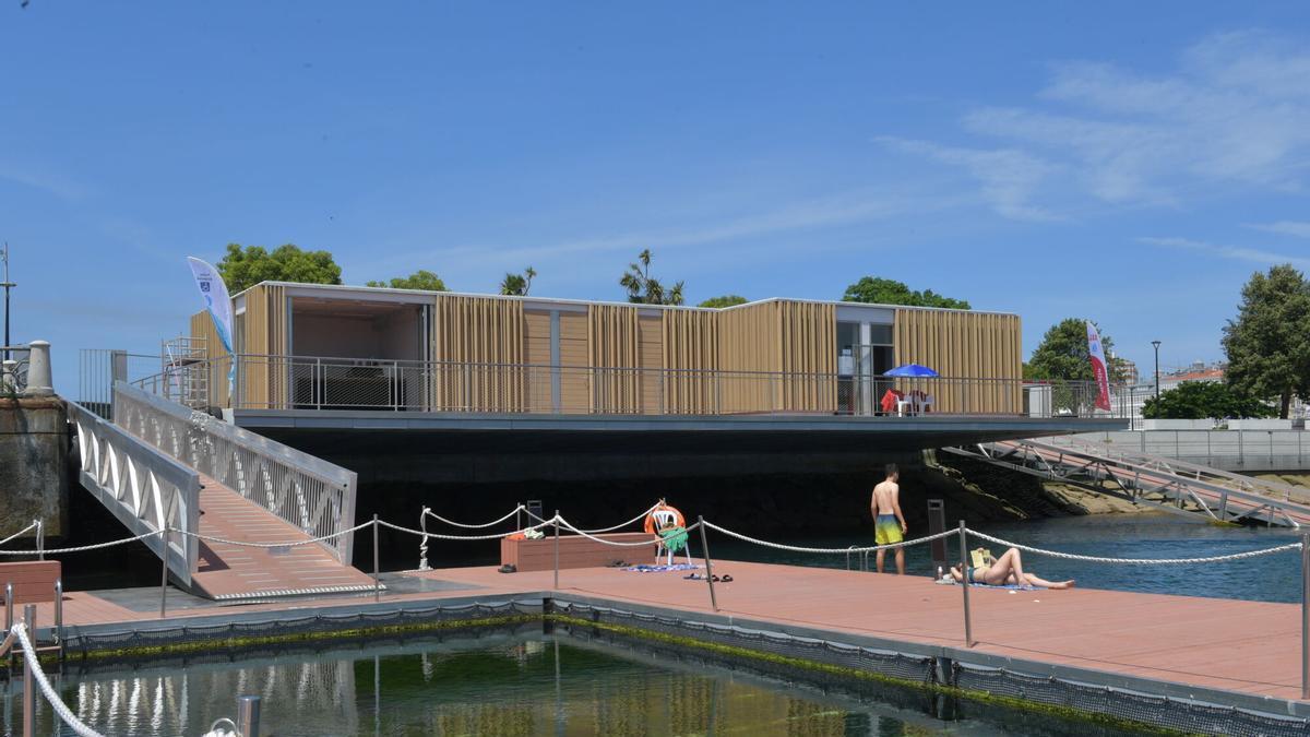 El futuro edificio de hostelería y deportes náuticos de O Parrote, con la plataforma de baño en primer plano.