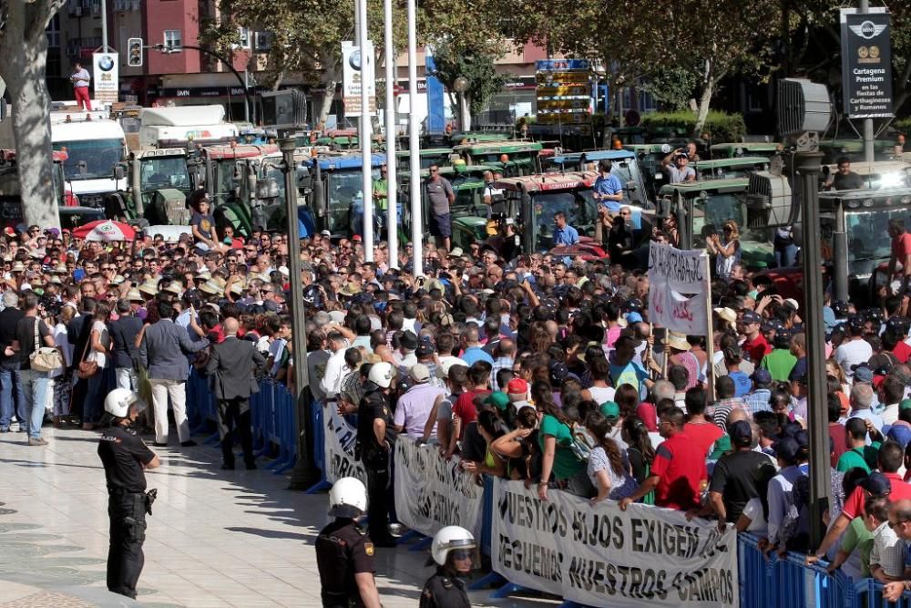 Protesta de agricultores en la Asamblea Regional