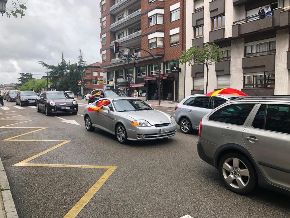 Así fue la manifestación en coche convocada por Vox en Oviedo