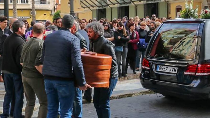 La capilla ardiente instalada en el Teatro Circo reunió a decenas de personas.