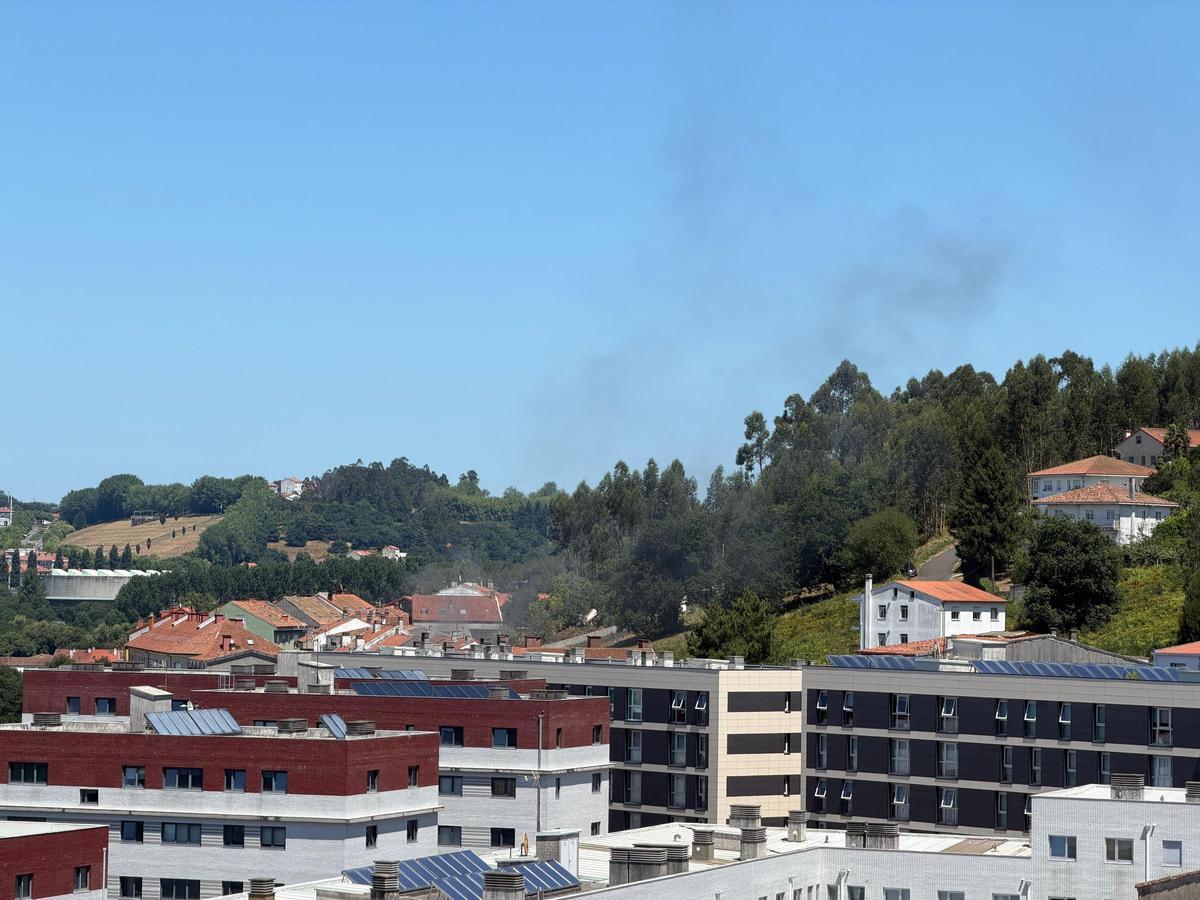Arde un coche dentro de un garaje en la rúa das Santas Mariñas de Santiago