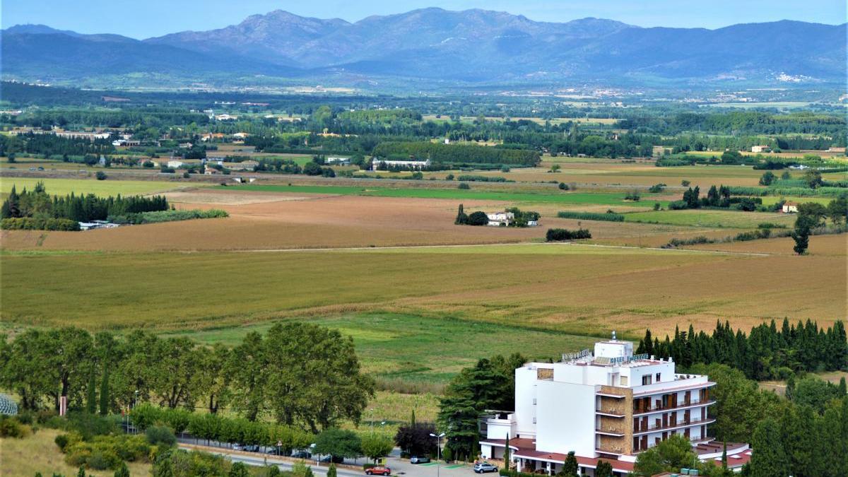 Vista de la plana i l&#039;Albera des del castell de Sant Ferran.