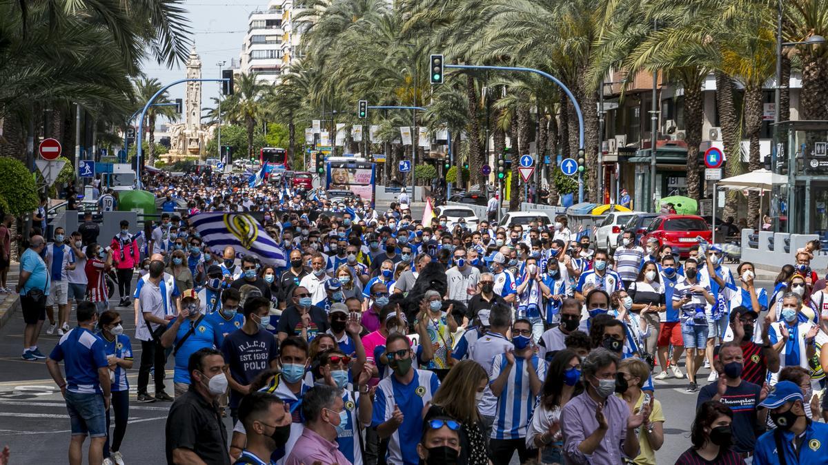 La afición del Hércules protesta por la mala situación del club