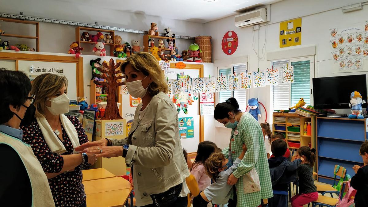 La delegada de Educación, Inmaculada Troncoso, en el CEIP Vista Alegre.