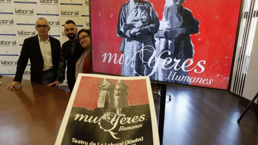 Antón García, Borja Roces y Marta Elola, en la presentación del nuevo trabajo de &quot;Muyeres&quot;.