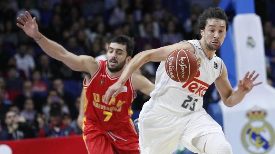 Sergio Llull se marcha de Campazzo en el partido de la primera vuelta.