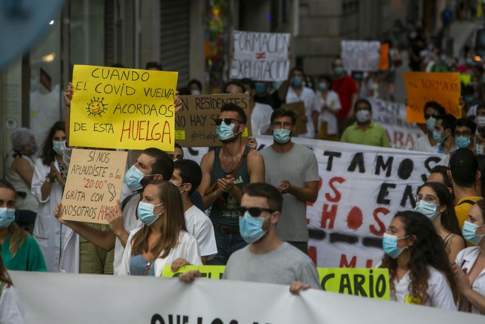 Los médicos residentes echan en cara a la consellera Barceló que Madrid ya ha llegado a un acuerdo y ha dado fin a la huelga.