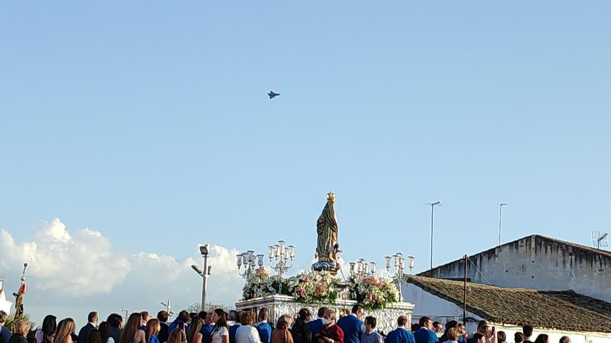 Uno de los aviones Eurofighter, procedentes de Morón, han sobrevolado la localidad rindiendo honores a la Virgen en Dos Torres.