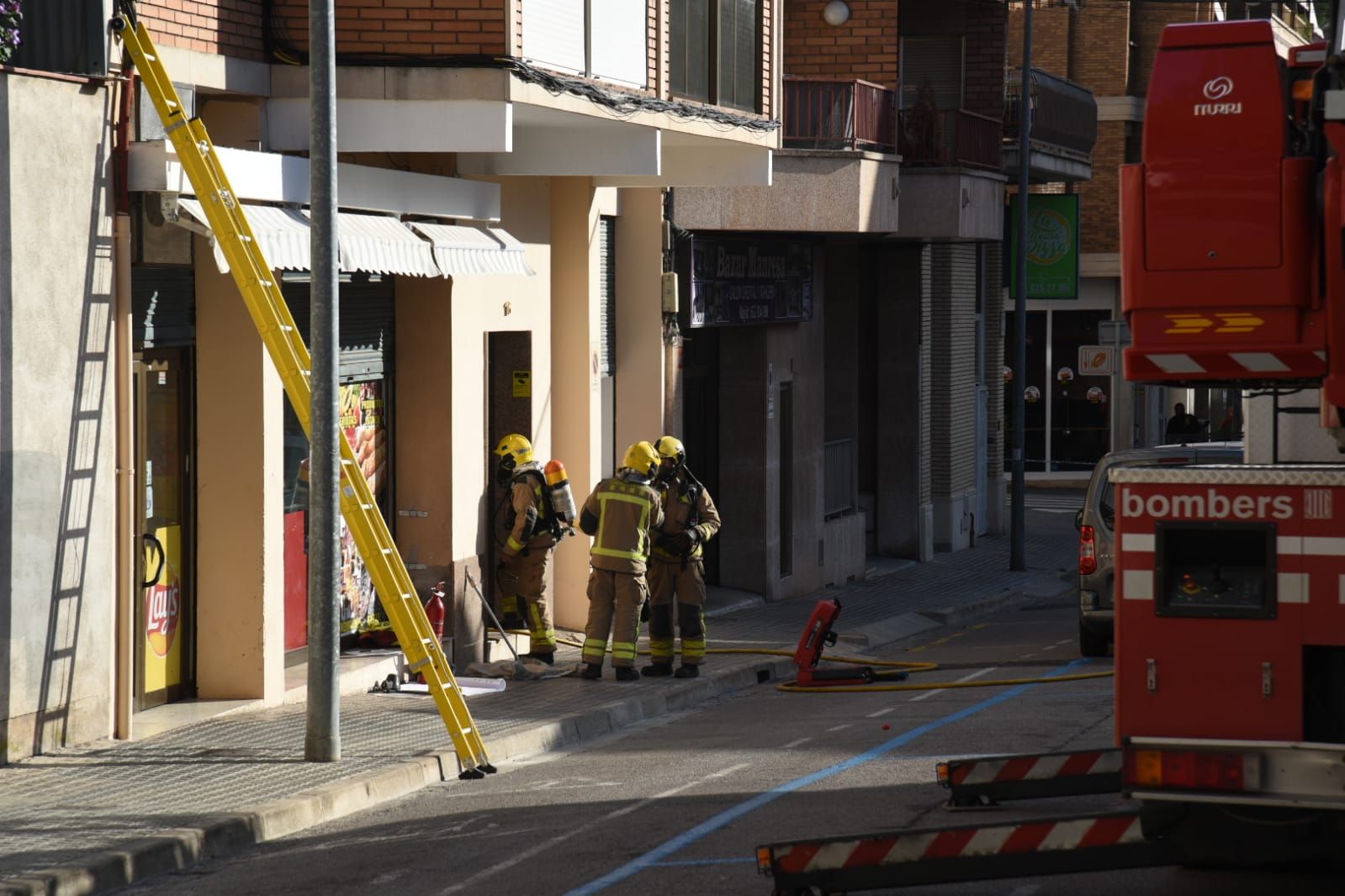 Incendi en un bloc al carrer Súria de Manresa