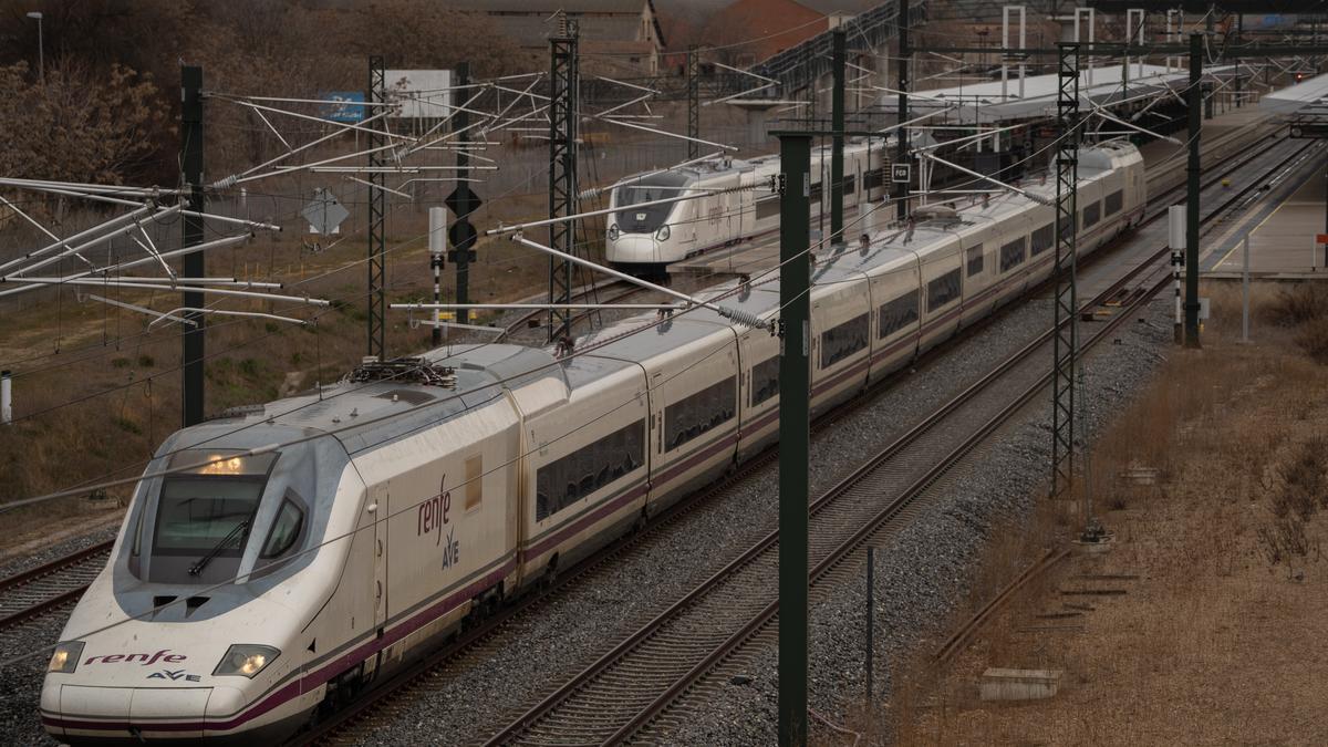 Un Alvia pasa por delante de un nuevo tren Avril en pruebas en la estación de Zamora