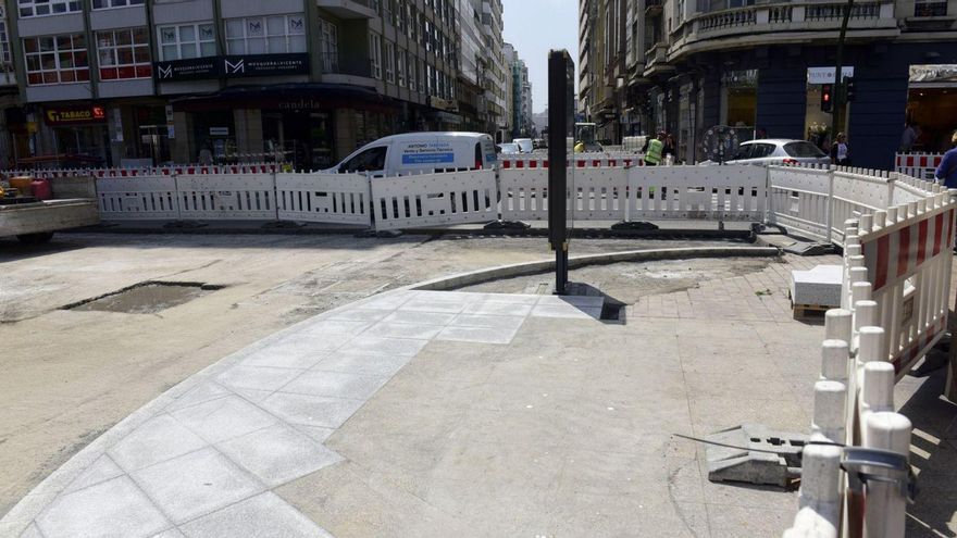 Obras para la nueva ordenación del tráfico en la plaza de Pontevedra. | Casteleiro/Roller Agencia