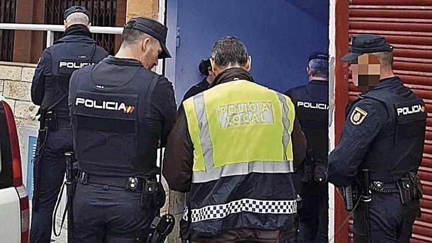 Varios agentes, durante el operativo policial en Palma.