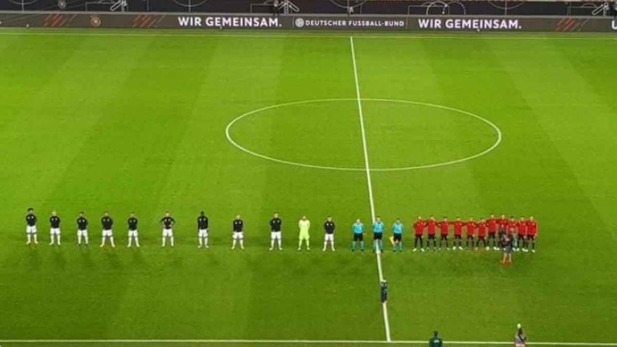 Los jugadores de Alemania mantuvieron la distancia social, y los españoles, no, mientras sonó el himno antes del amistoso de anoche.