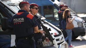 Los Mossos despliegan un amplio dispositivo ante el parque de la Ciutadella.