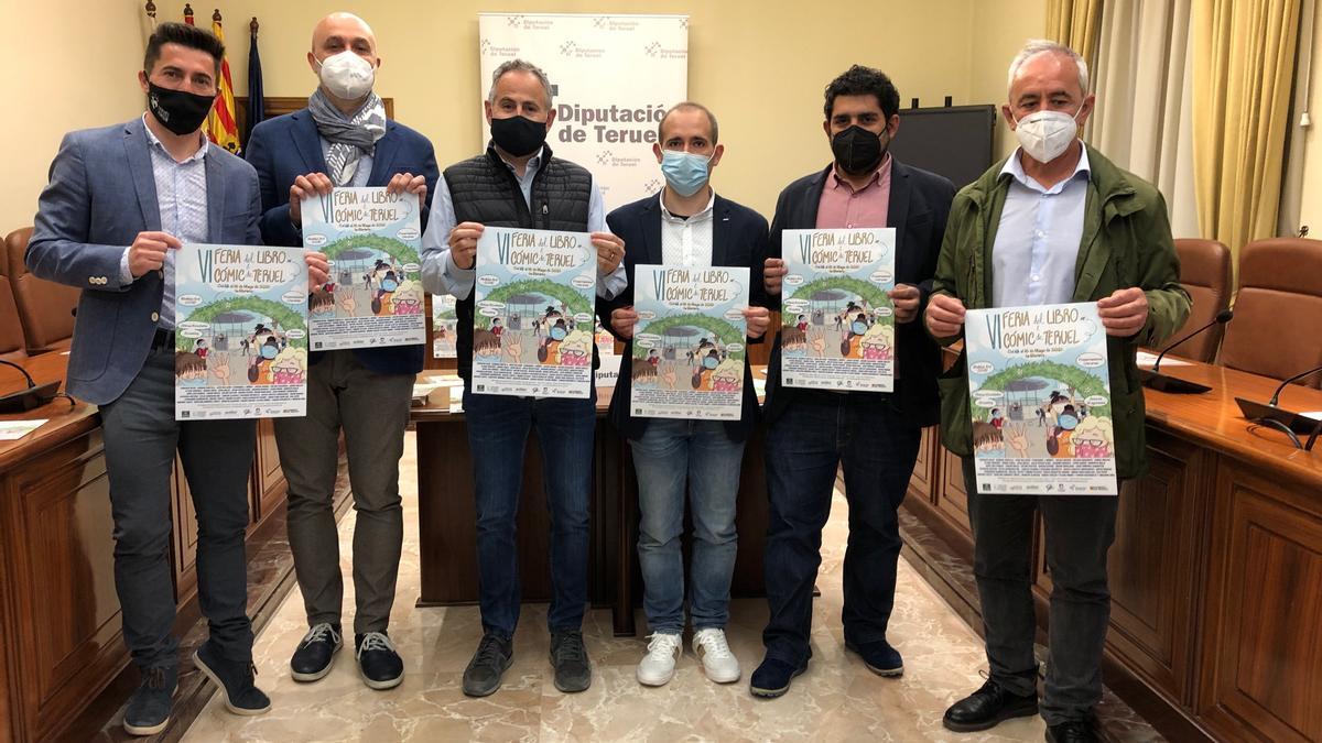 Representantes de las instituciones colaboradoras posando con el cartel de la feria.