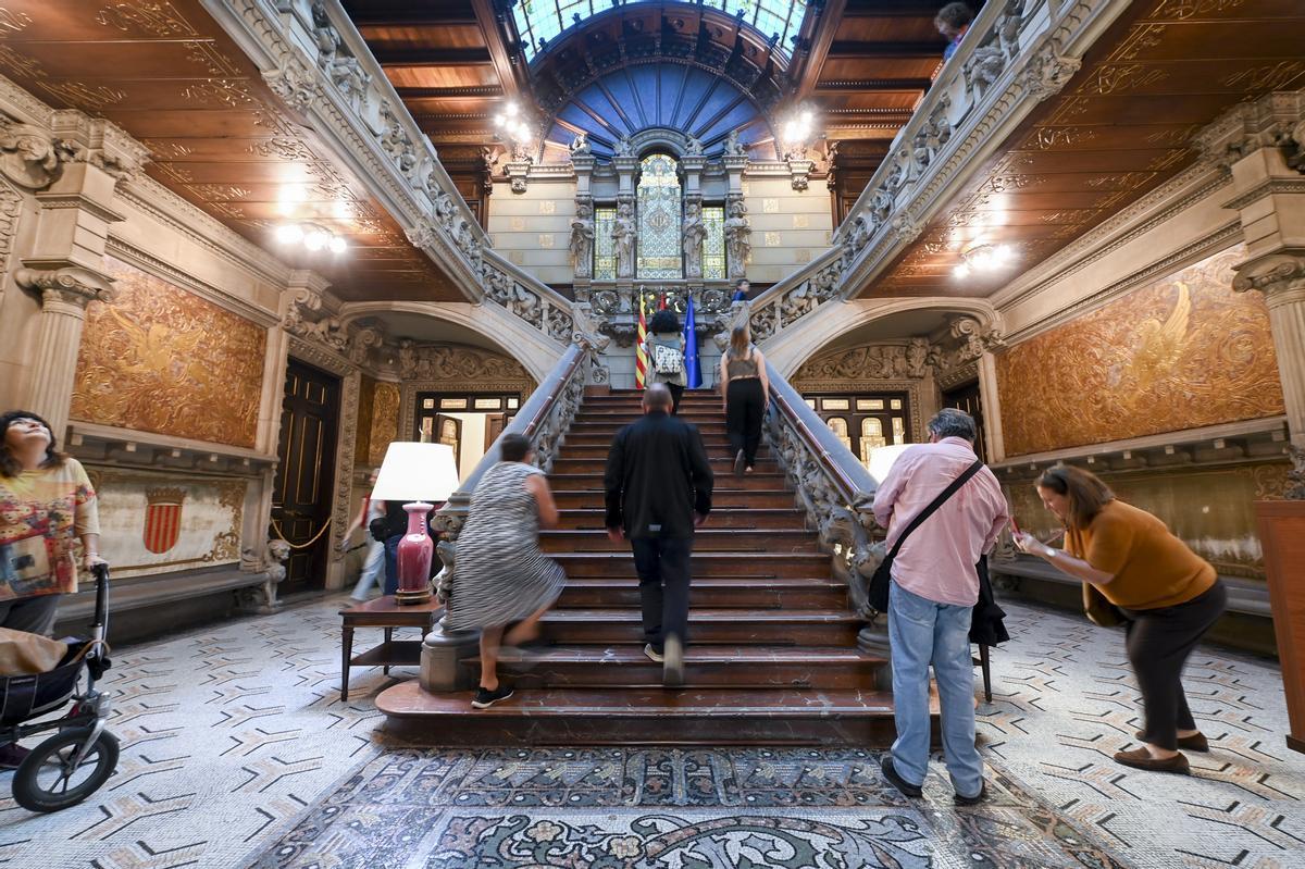 La espectacular escalinata imperial de piedra con elementos florales y zoomórficos que da acceso a las habitaciones del Palau Montaner, ahora convertidas en despachos de la sede actual de la Delegación de Gobierno en Catalunya.