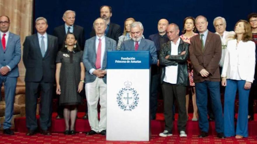 Los miembros del jurado, durante la lectura del acta con la concesión del premio a Adam Zagajewski.