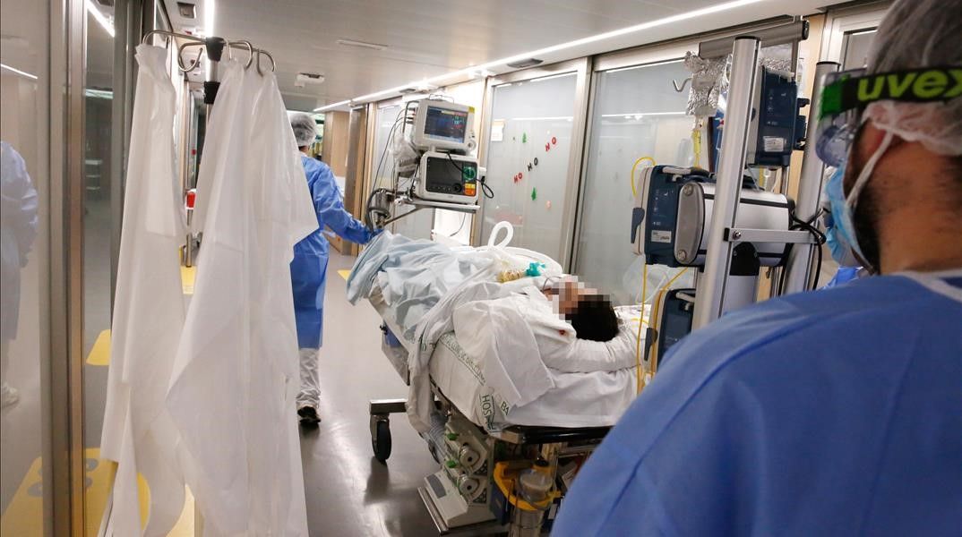 Unos enfermeros trasladan a un enfermo de covid a otras dependencias en el Hospital Clínic de Barcelona, el pasado 17 de diciembre