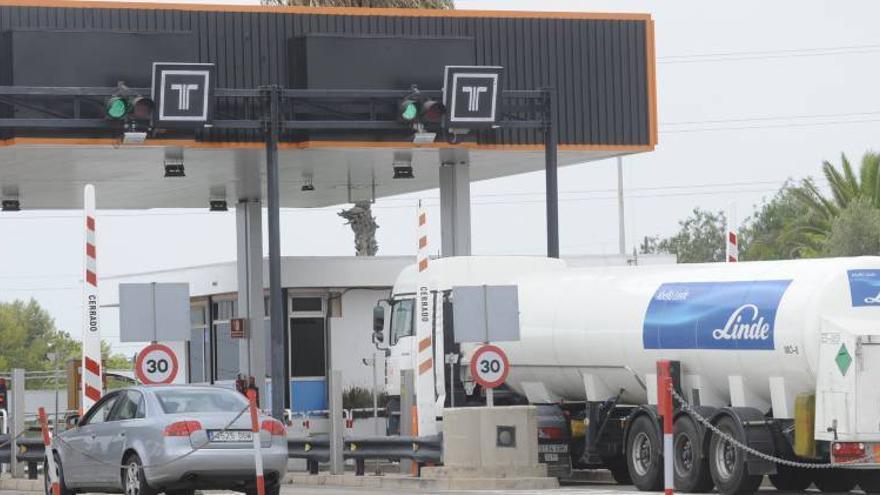 Tres camiones y dos coches chocan en la AP-7 en Santa Magdalena con un herido grave y dos leves