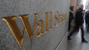 Un cartel de Wall Street en la entrada del New York Stock Exchange (NYSE).