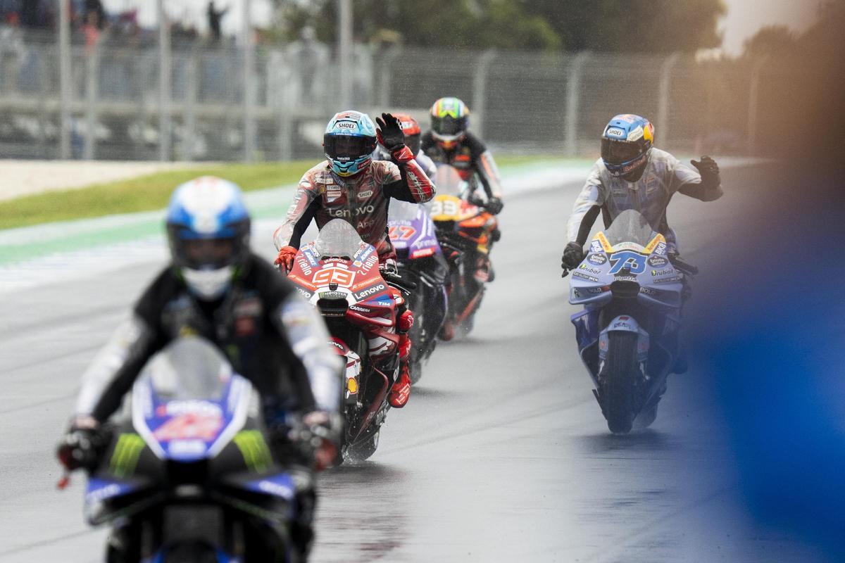 Los pilotos de MotoGP han querido salir a pista, hoy, bajo el diluvio en Phillip Island, para despedirse de la afición y agradecer su masiva presencia.os