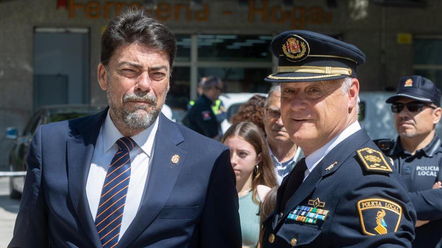 El alcalde de Alicante, Luis Barcala, junto al jefe de la Policía Local, José María Conesa, en una imagen de archivo