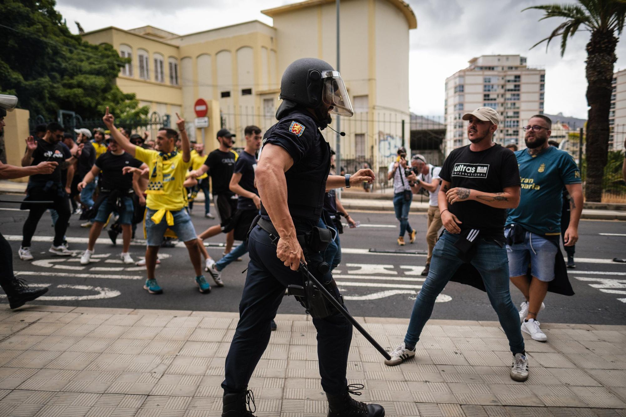 Ambiente e incidentes de la afición de la UD Las Palmas antes de llegar al Heliodoro