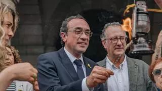 Rull pide a la ciudadanía contribuir a la "defensa" del catalán durante la recepción de la Flama del Canigó en el Parlament