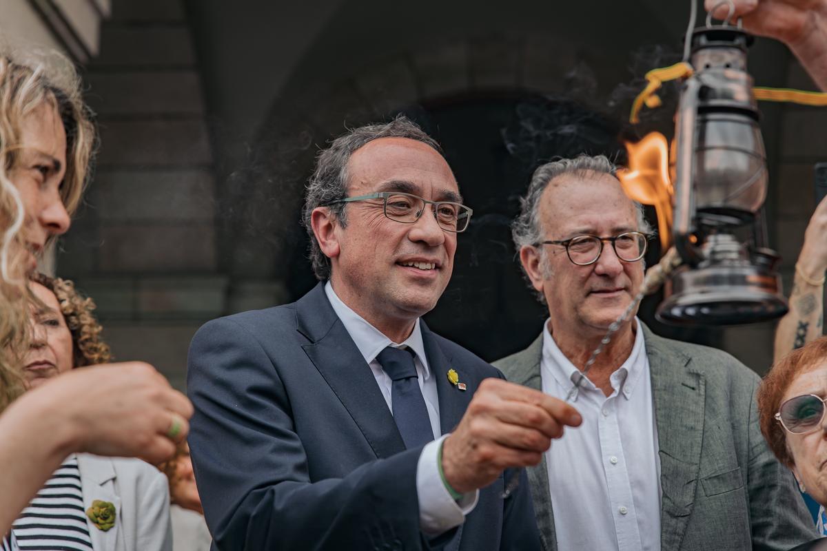 Josep Rull, presidente del Parlament, recibe la Flama del Canigó en el Parlament