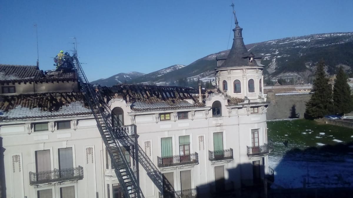 Los bomberos refrescan la techumbre del edificio incendiado del Pilgrim de Jaca