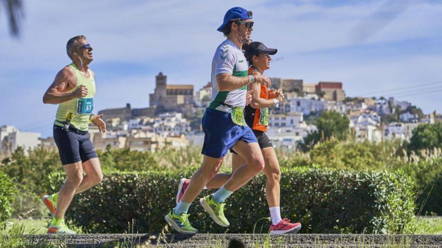 Varios corredores del Santa Eulària Ibiza Marathon pasan frente a Vila.