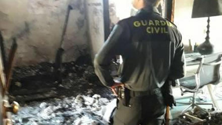 Rescatan a una pareja atrapada por el fuego en su casa de Xàbia