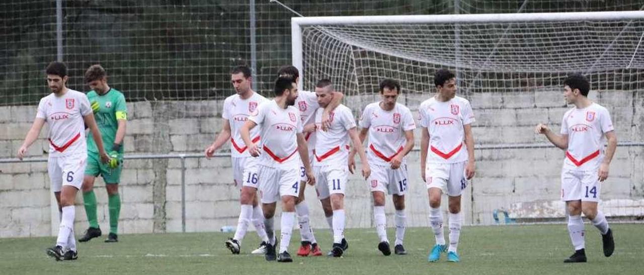 Los jugadores del Velle celebran un gol logrado ante el Verín. // Jesús Regal