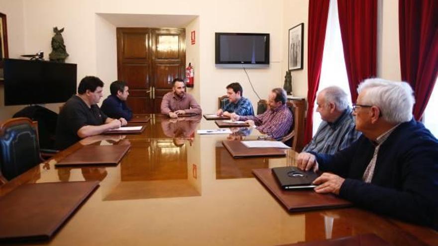 Propietarios de los locales de las tascas con representantes de Sense Soroll en una reunión en el ayuntamiento hace un año.