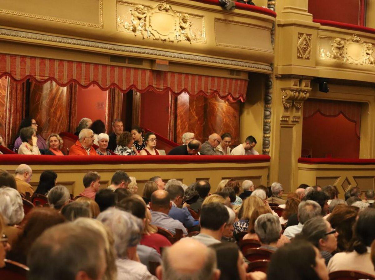 Público en el teatro Palacio Valdés. | Alba C. González
